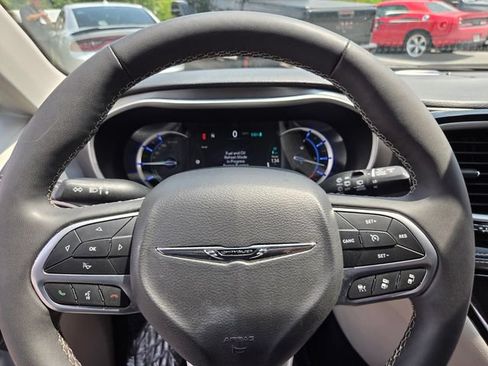 Used 2024 Chrysler Pacifica Limited FWD image 23