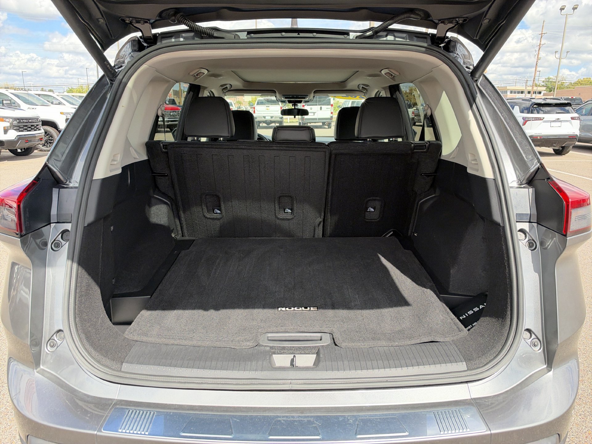 Used 2024 Nissan Rogue SV w/ SV Premium Package FWD image 13