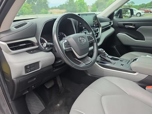 Used 2022 Toyota Highlander XLE FWD image 16