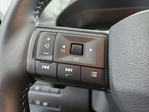 Used 2025 Nissan Rogue SV FWD image 25