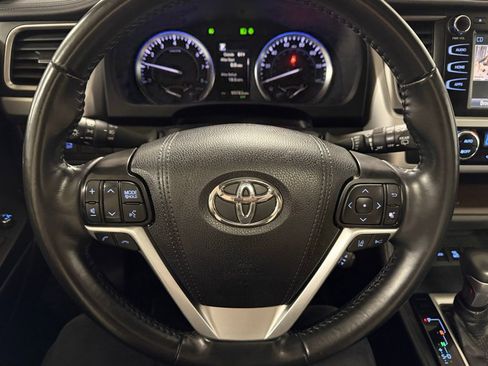 Used 2019 Toyota Highlander XLE image 11