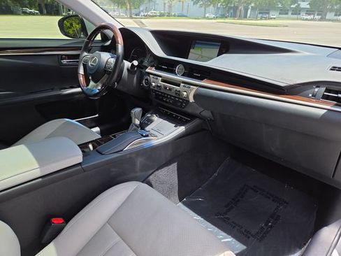 Used 2017 Lexus ES 300h w/ Luxury Package FWD image 9