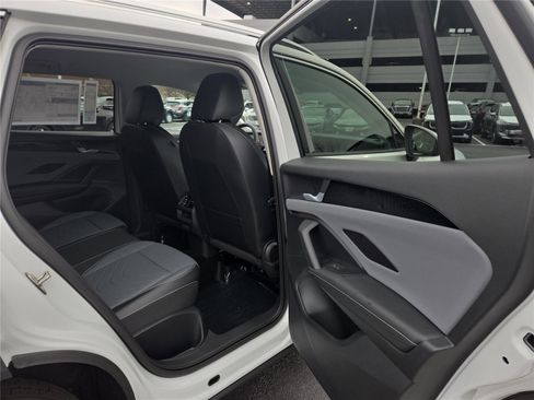 New 2026 Volkswagen Tiguan SE image 28