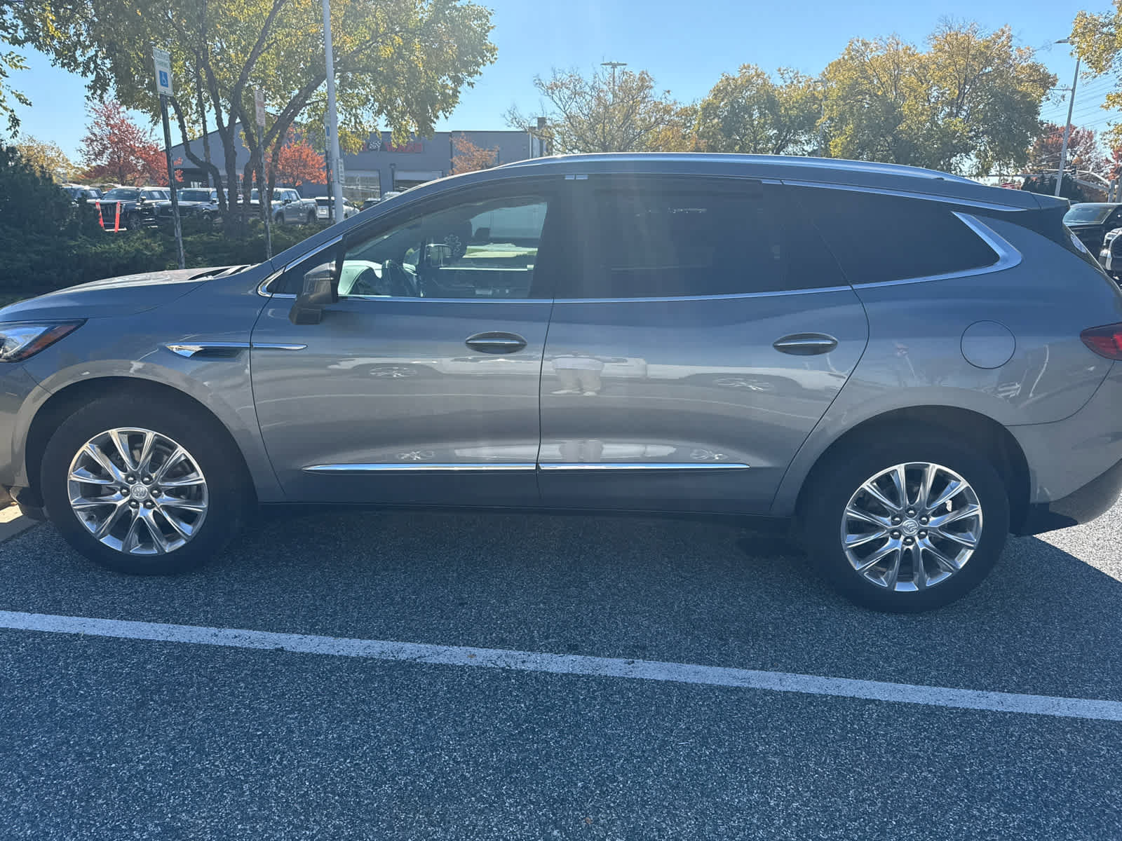 Used 2021 Buick Enclave Premium w/ Surround and Sites Package AWD/4WD image 4