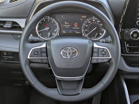 Used 2022 Toyota Highlander XLE AWD/4WD image 21