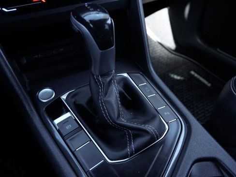 Used 2022 Volkswagen Tiguan SE R-Line image 34