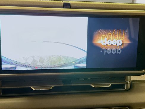 Used 2025 Jeep Wrangler Sahara image 23