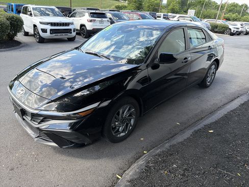 Used 2024 Hyundai Elantra SEL FWD image 2