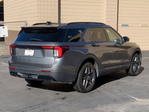 Used 2025 Ford Explorer ST-Line w/ ST-Line Street Pack image 3