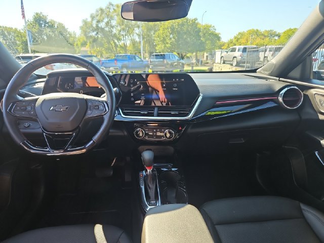 Used 2025 Chevrolet Trax RS w/ Sunroof Package FWD image 13