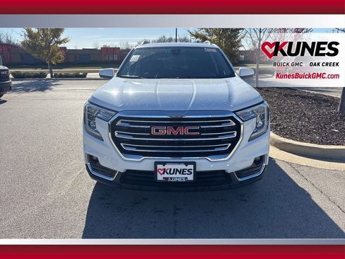 Used 2024 GMC Terrain SLT image 3