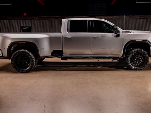 Used 2022 GMC Sierra 3500 Denali w/ Denali Ultimate Package image 11