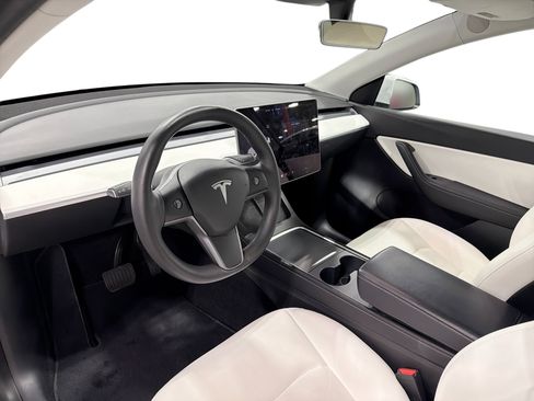 Certified 2021 Tesla Model Y Long Range AWD/4WD image 9