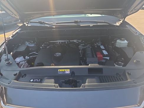 Used 2021 Toyota Highlander XLE AWD/4WD image 19