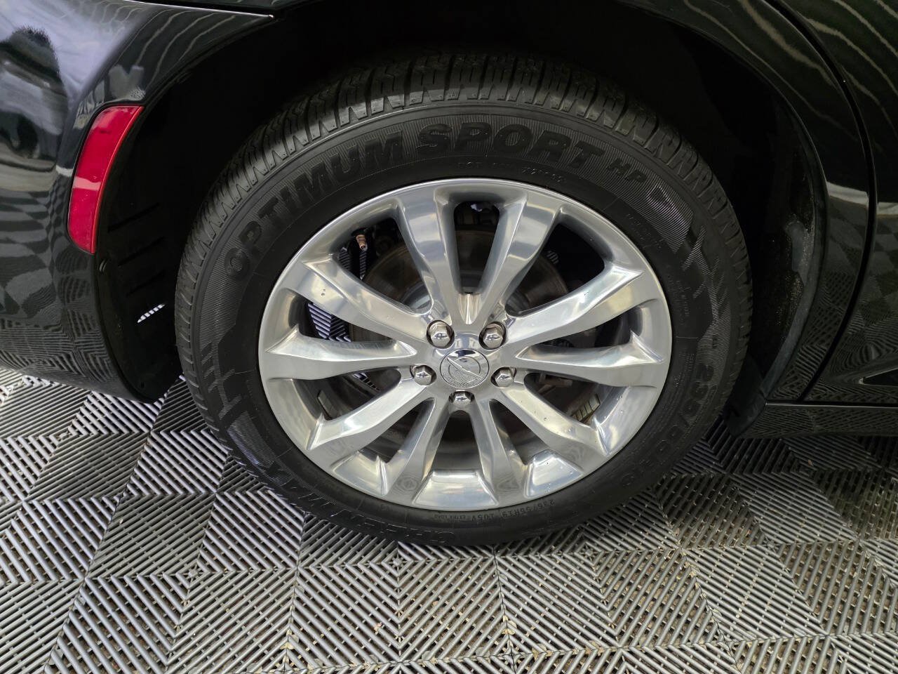 Used 2018 Chrysler 300 Touring L AWD/4WD image 36
