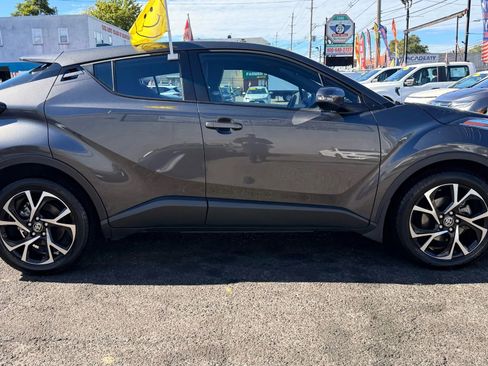 Used 2022 Toyota C-HR XLE image 17