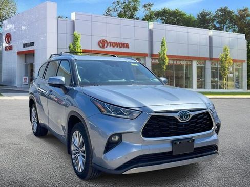 Used 2024 Toyota Highlander Platinum AWD/4WD image 1