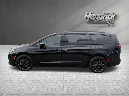 Used 2025 Chrysler Pacifica Limited FWD image 7