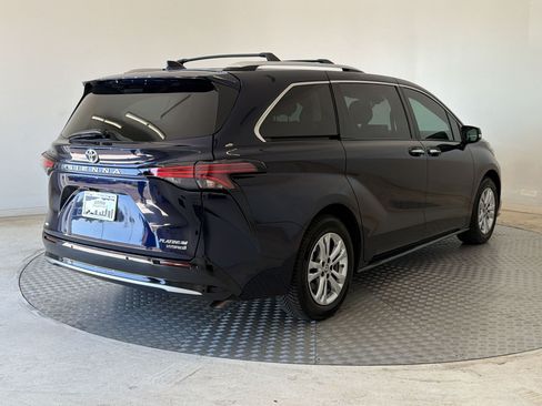 Used 2024 Toyota Sienna Platinum AWD/4WD image 9