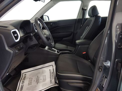 Used 2025 Hyundai Venue Limited image 29
