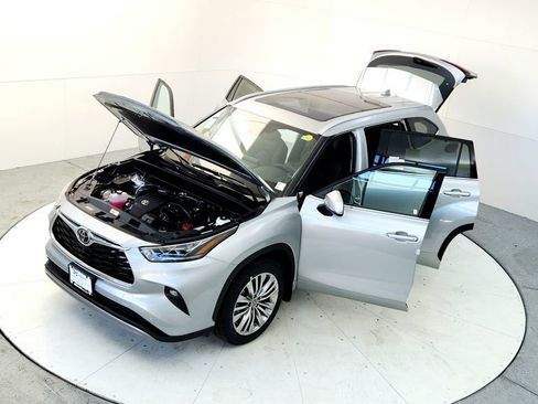 Used 2024 Toyota Highlander Platinum AWD/4WD image 18