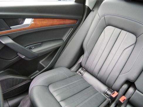 Used 2023 Audi Q5 2.0T Premium Plus w/ Premium Plus Package AWD/4WD image 12