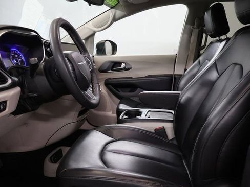 Used 2023 Chrysler Pacifica Touring-L image 11