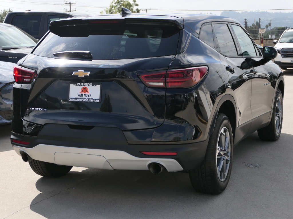Used 2025 Chevrolet Blazer LT FWD image 3