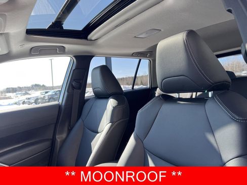 Used 2025 Toyota Corolla Cross XLE w/ Convenience Package image 2