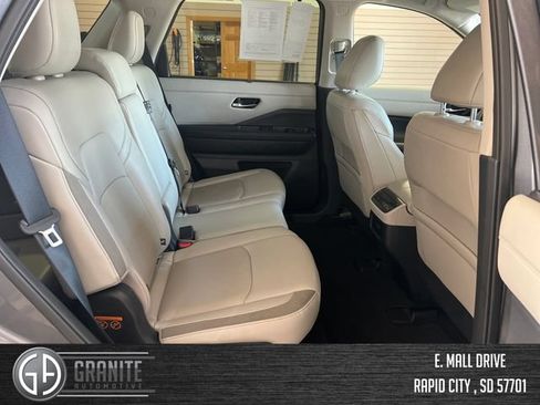 Used 2025 Nissan Pathfinder SL FWD image 33
