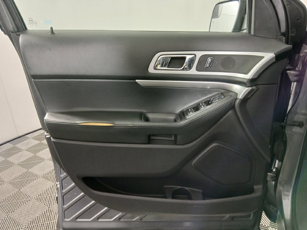 Used 2014 Ford Explorer XLT w/ Equipment Group 202A AWD/4WD image 19