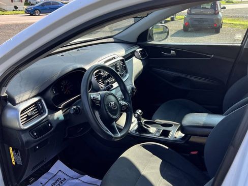 Used 2017 Kia Sorento FWD image 7