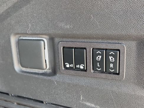 Used 2023 Chevrolet Tahoe Z71 w/ Luxury Package AWD/4WD image 9