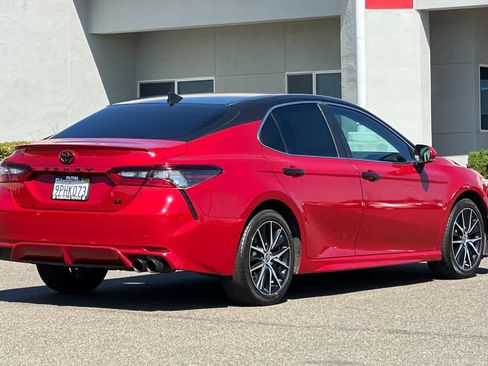 Used 2022 Toyota Camry SE FWD image 2