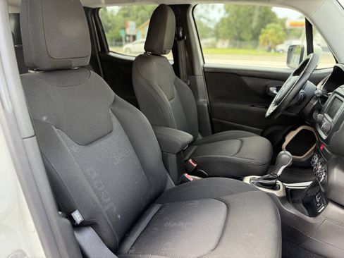 Used 2016 Jeep Renegade Latitude FWD image 24