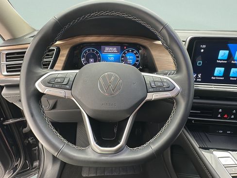 Used 2025 Volkswagen Atlas SE AWD/4WD image 15