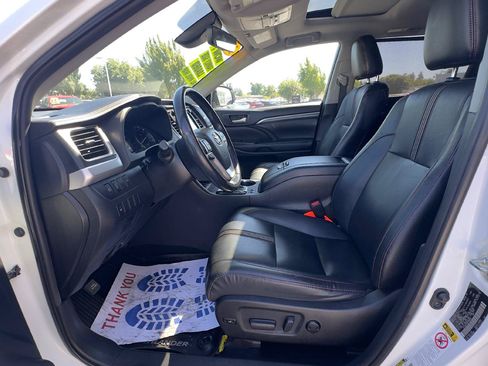 Used 2019 Toyota Highlander SE w/ Nightshade Edition AWD/4WD image 18