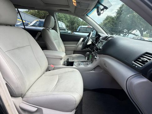 Used 2013 Toyota Highlander SE FWD image 19