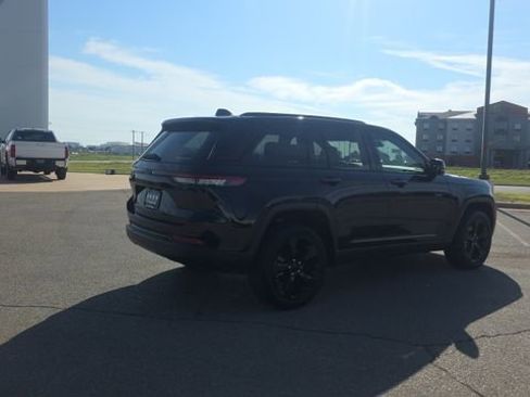 Used 2023 Jeep Grand Cherokee Altitude RWD image 6