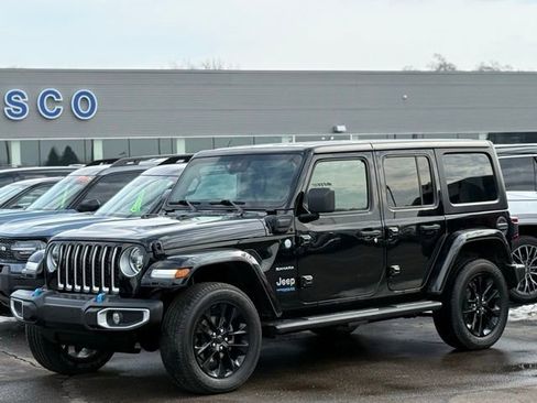 Used 2022 Jeep Wrangler Unlimited Sahara w/ Cold Weather Group image 35