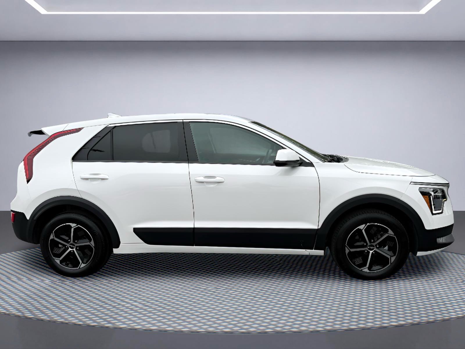 Used 2025 Kia Niro LX FWD image 8