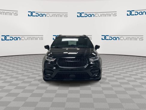 Used 2025 Chrysler Pacifica Limited FWD image 3
