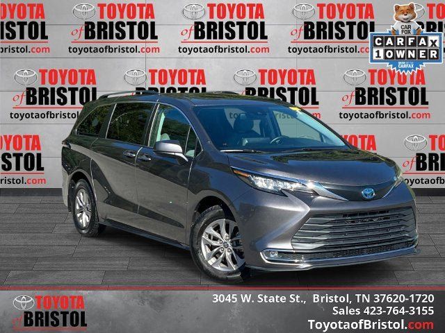 Used 2022 Toyota Sienna XLE FWD image 1
