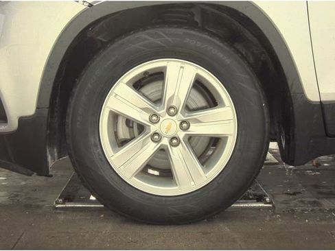 Used 2020 Chevrolet Trax LT w/ LT Convenience Package image 14