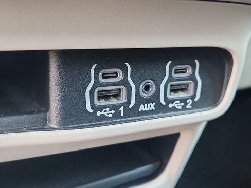 Used 2023 Chrysler Voyager LX FWD image 22