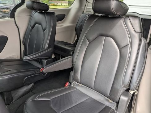 Used 2023 Chrysler Pacifica Touring-L FWD image 23