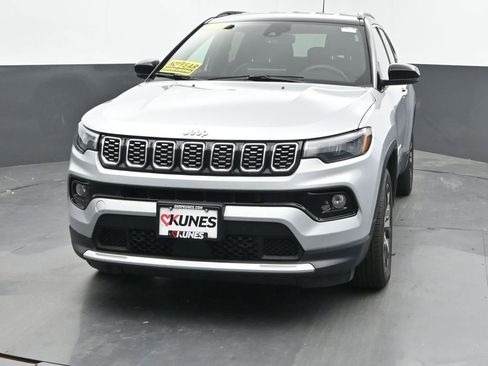 Used 2025 Jeep Compass Limited AWD/4WD image 4
