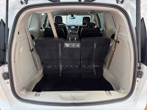 Used 2020 Chrysler Pacifica Touring-L image 14