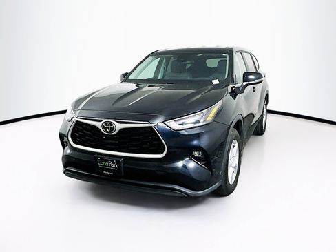 Used 2024 Toyota Highlander LE image 3