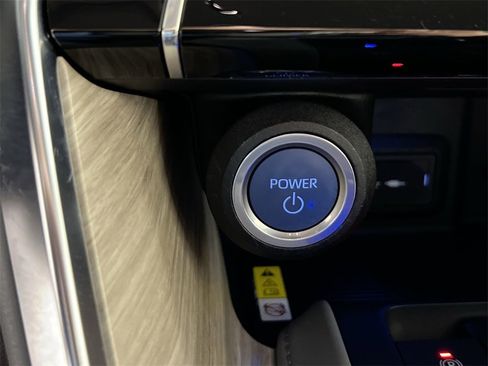 Used 2021 Toyota Venza XLE image 35